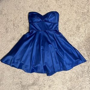 Short formal strapless prom dress size 3 with pockets.
